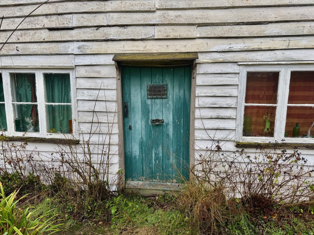 Lot: 31 - DETACHED PERIOD COTTAGE AND ORCHARD LAND - Front door of Quince Cottage